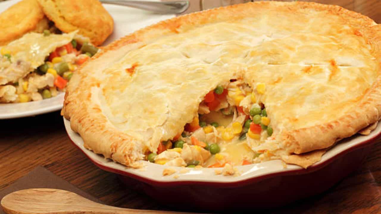 Vegetable Recipe: একঘেঁয়ে তরকারি-চচ্চড়ি আর ভাল লাগছে? মুখে রুচি ফেরাতে বানিয়ে ফেলুন ভেজিটেবল পাই