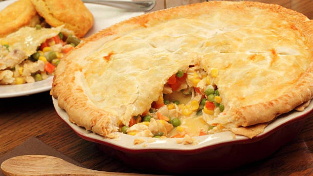 Vegetable Recipe: একঘেঁয়ে তরকারি-চচ্চড়ি আর ভাল লাগছে? মুখে রুচি ফেরাতে বানিয়ে ফেলুন ভেজিটেবল পাই