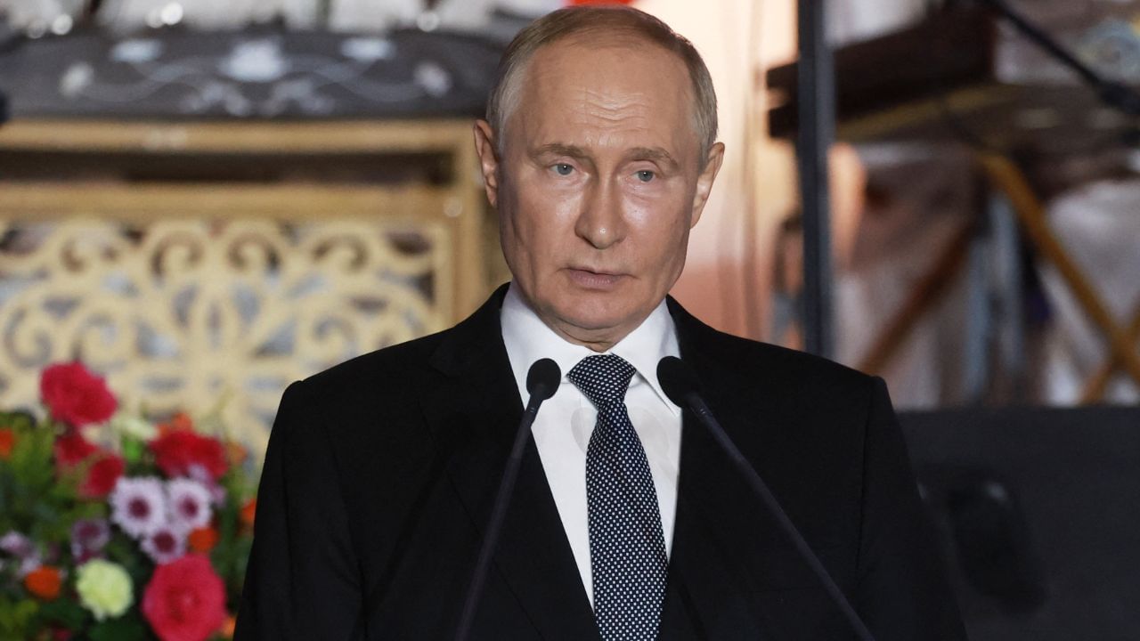 Vladimir Putin: বুড়ো হবেন না পুতিন! বিজ্ঞানীদের ঘাড়ে বন্দুক ধরে তৈরি করাচ্ছেন অ্যান্টি-এজিং ওষুধ Vladimir Putin: বুড়ো হবেন না পুতিন! বিজ্ঞানীদের ঘাড়ে বন্দুক ধরে তৈরি করাচ্ছেন অ্যান্টি-এজিং ওষুধ