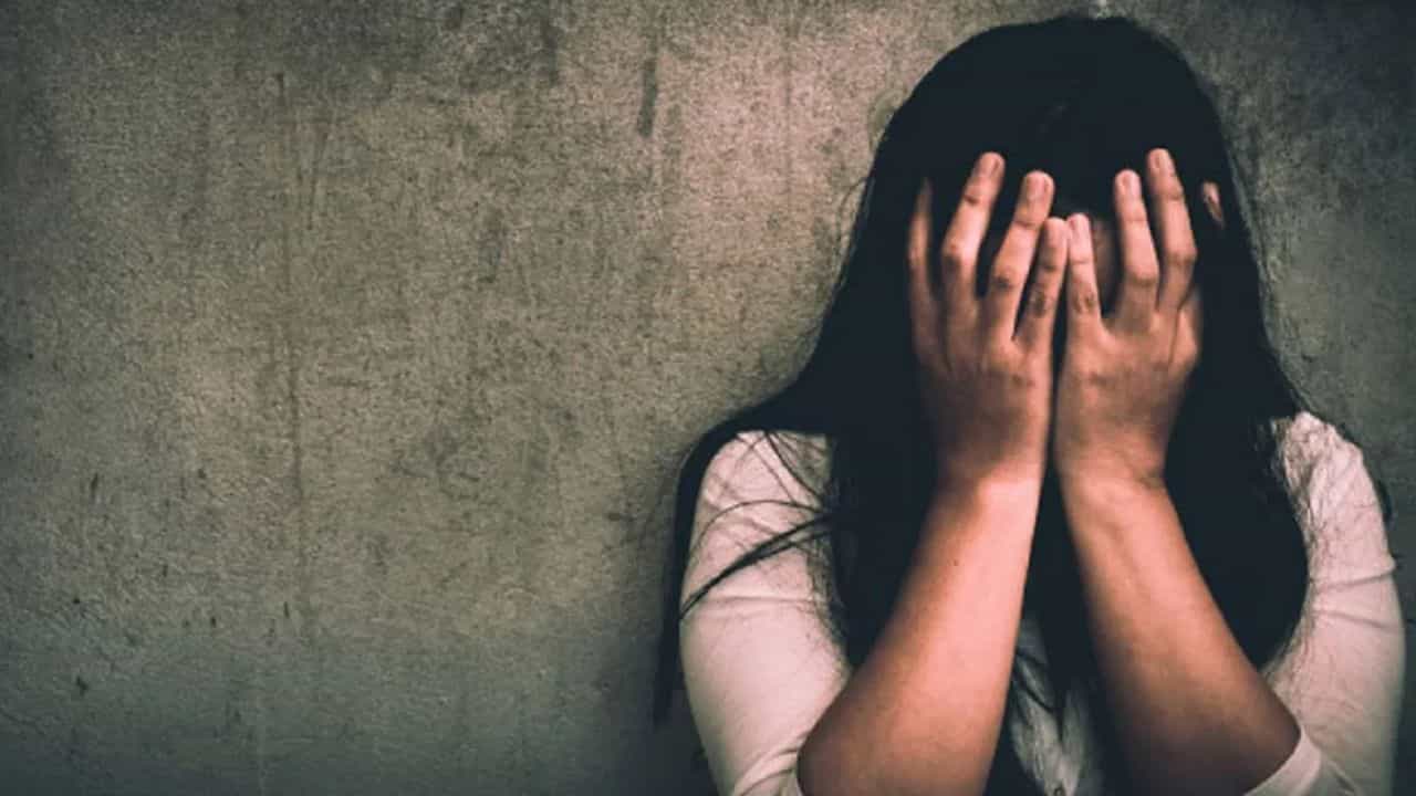 Physically harassed by ward boy: খাস কলকাতার হাসপাতালে তরুণীর পোশাক খোলার চেষ্টা, ভিডিয়োগ্রাফির অভিযোগ ওয়ার্ড বয়ের বিরুদ্ধে Physically harassed by ward boy: খাস কলকাতার হাসপাতালে তরুণীর পোশাক খোলার চেষ্টা, ভিডিয়োগ্রাফির অভিযোগ ওয়ার্ড বয়ের বিরুদ্ধে