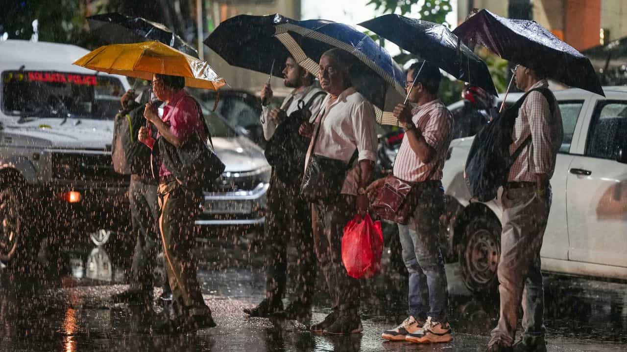 Weather Update Today: সবে তো শুরু! রাতভর বৃষ্টির পর আরও বড় 'খেল' দেখাবে আবহাওয়া, আগেভাগে জেনে নিন আপডেট Weather Update Today: সবে তো শুরু! রাতভর বৃষ্টির পর আরও বড় 'খেল' দেখাবে আবহাওয়া, আগেভাগে জেনে নিন আপডেট