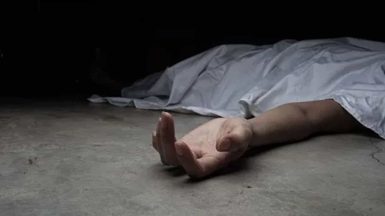 Businessman died: মধ্যবয়সী পুরুষ, সেই কি না সোনাগাছির হোটেলে...অবস্থা দেখে স্তম্ভিত পুলিশও Businessman died: মধ্যবয়সী পুরুষ, সেই কি না সোনাগাছির হোটেলে...অবস্থা দেখে স্তম্ভিত পুলিশও