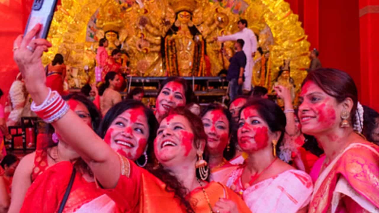 পুজো মানেই হল জমিয়ে খাওয়াদাওয়া, দেদার আড্ডা আর তার সঙ্গে প্যান্ডেল হপিং। এর মধ্যে পুজোর খাওয়াদাওয়া বিষয়টা বেশ গুরুত্বপূর্ণ। পাঁচ দিন ধরে দু'বেলা বাইরে খাওয়া। বিরিয়ানি, মোগলাই, চাইনিজ, রোল, ফুচকা, আলুকাবলি কি নেই সেই সব তালিকায়। সঙ্গে আবার ভোগের খিচুড়ি, লুচি-বাধাকপির তরকারি,মিষ্টিও আছে।