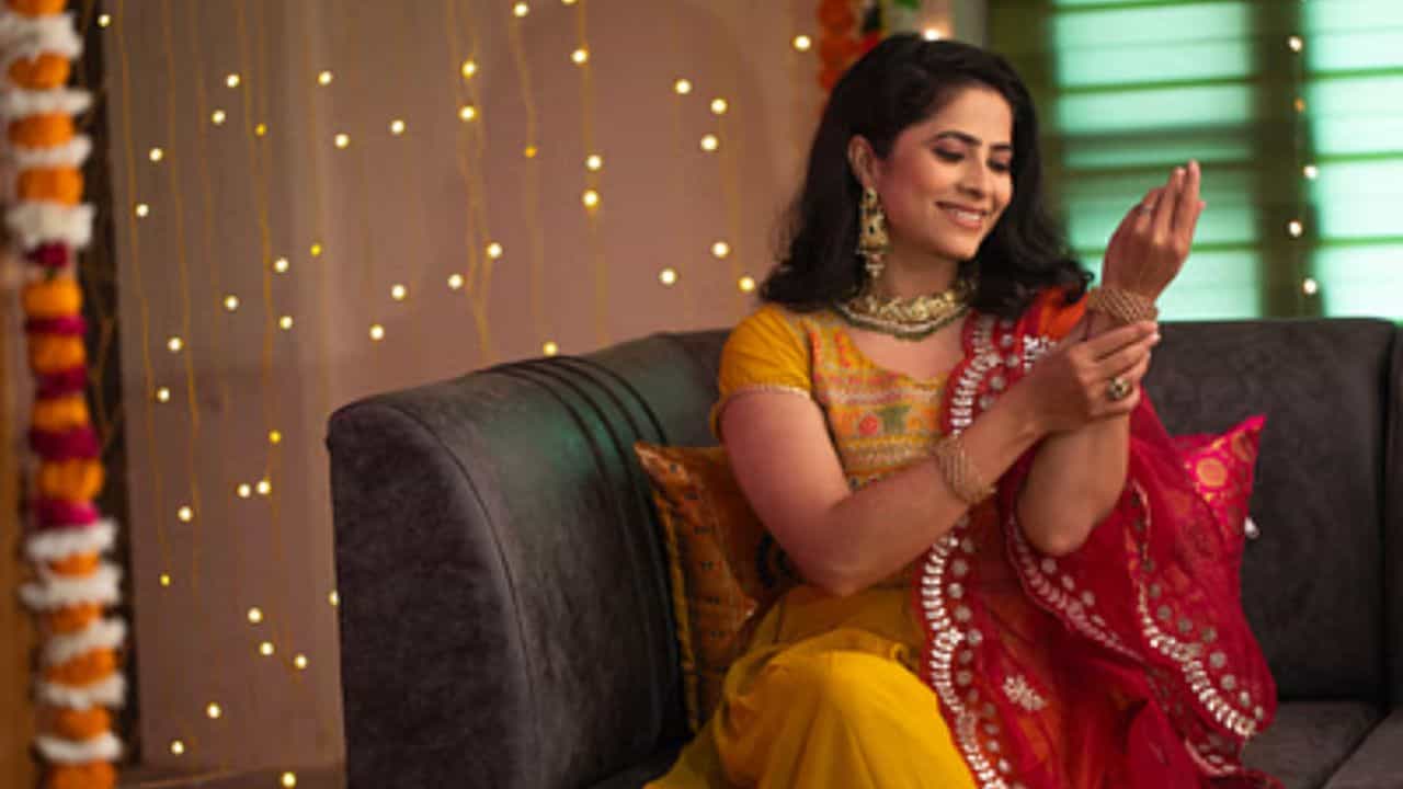 দুর্গাপুজো শেষ হয়ে গিয়েছে, চলে গিয়েছে লক্ষ্মী পুজোও। এবার দেবী কালিকার আগমনের অপেক্ষা। শাস্ত্র মতে দশেরা, লক্ষ্মীপুজো বা দীপাবলির মতো উৎসবগুলির বিশেষ গুরুত্ব রয়েছে। আবার বাংলায় প্রায় ঘরে ঘরে পালিত হয় দীপাবলি উৎসব।