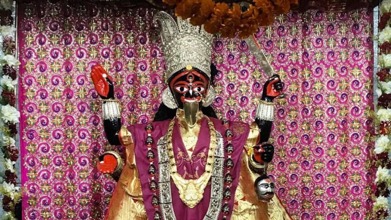 সামনেই কালি পুজো। শক্তির আরাধনার জন্য গুরুত্বপূর্ণ দিন। বাংলার দুর্গাপুজোর ইতিহাস যত না প্রাচীন, তার থেকে অনেক বেশি পুরনো কালী সাধনার ইতিহাস। খুঁজতে বেরোলে বহু জায়গায় ৭০০-৮০০ বছরের পুরনো কালী পুজোর ইতিহাস খুঁজে পাওয়া যায়। তেমনই কলকাতার নানা স্থানে ছড়িয়ে ছিটিয়ে রয়েছে বহু কালী মন্দির। যেখানে বিশ্বাসের জোরে ভিড় জমান বহু মানুষ। দক্ষিণেশ্বর, কালীঘাট, লেক কালিবাড়ি তালিকায় রয়েছে আরও বহু।