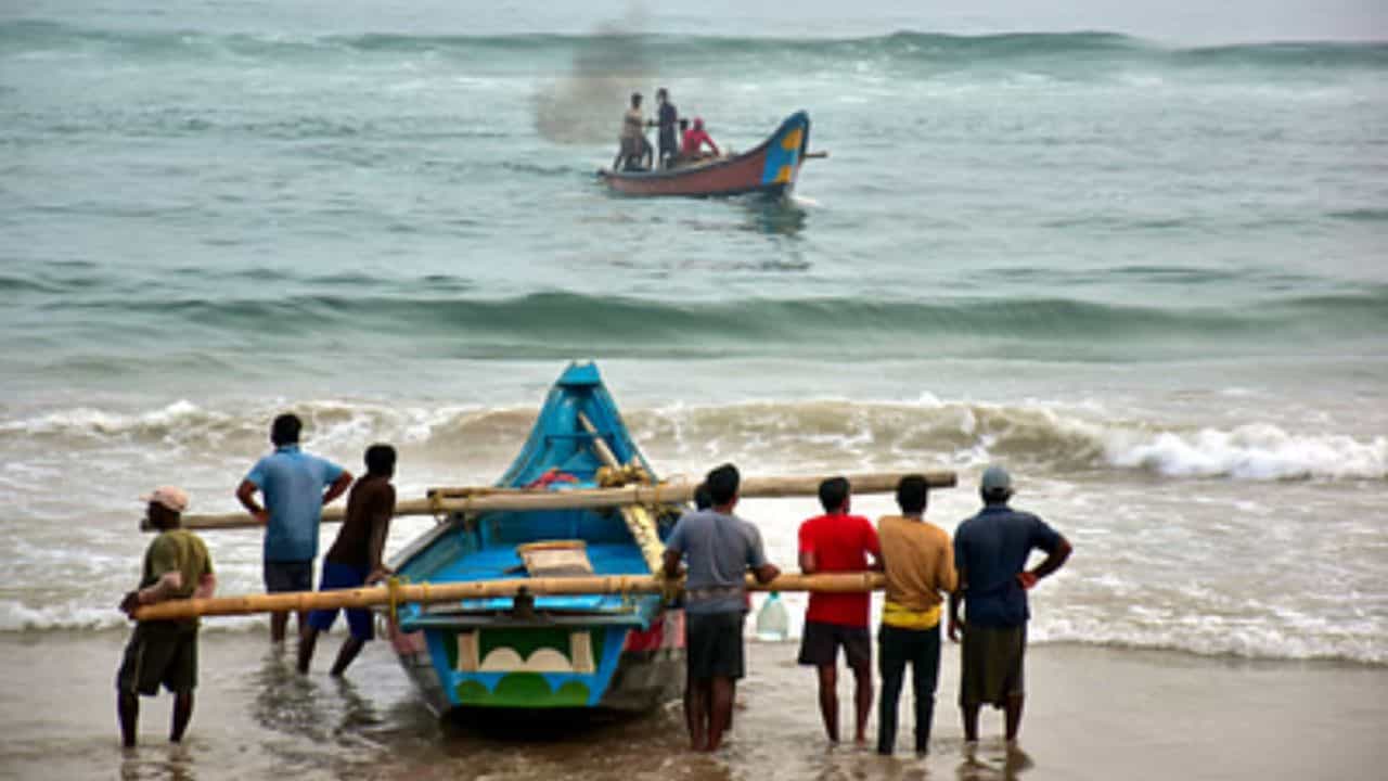 ঘণ্টা কয়েকের অপেক্ষা। 'দানা'র হানা হল বলে। তুমুল গতিবেগে ছুটে আসছে ঘূর্ণিঝড়। মৌসম ভবন জানিয়েছে, ওড়িশায় আছড়ে পড়লেও, তার প্রভাব থেকে রেহাই পাবে না পশ্চিমবঙ্গও। ল্যান্ডফলের সময় ঝড়ের গতিবেগ থাকবে ১০০-১১০ কিলোমিটার। যা 'আমফান' আর 'আয়লার' স্মৃতি উস্কে কার্যত ত্রাসের সৃষ্টি করেছে, বঙ্গবাসীর মনে। তবে ভয় পেলে চলবে না! এই সময় নিজেকে সুরক্ষিত রাখাটা কিন্তু সবচেয়ে বেশি গুরুত্বপূর্ণ।