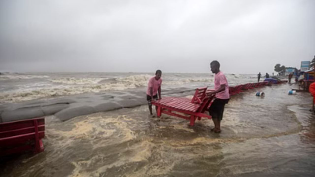 মাত্র কয়েকশো মিটার দূরেই রয়েছে সাইক্লোন 'দানা'। ভূপৃষ্ঠে আছড়ে পড়তে চলেছে, ১০০-১১০ কিলোমিটার গতিবেগে। স্বাভাবিক আতঙ্কে সাধারণ মানুষ। রয়েছে বিপুল ক্ষয়ক্ষতির সম্ভাবনাও। তবে ঝড়ের সঙ্গে লড়তে প্রস্তুত প্রশাসনও। 