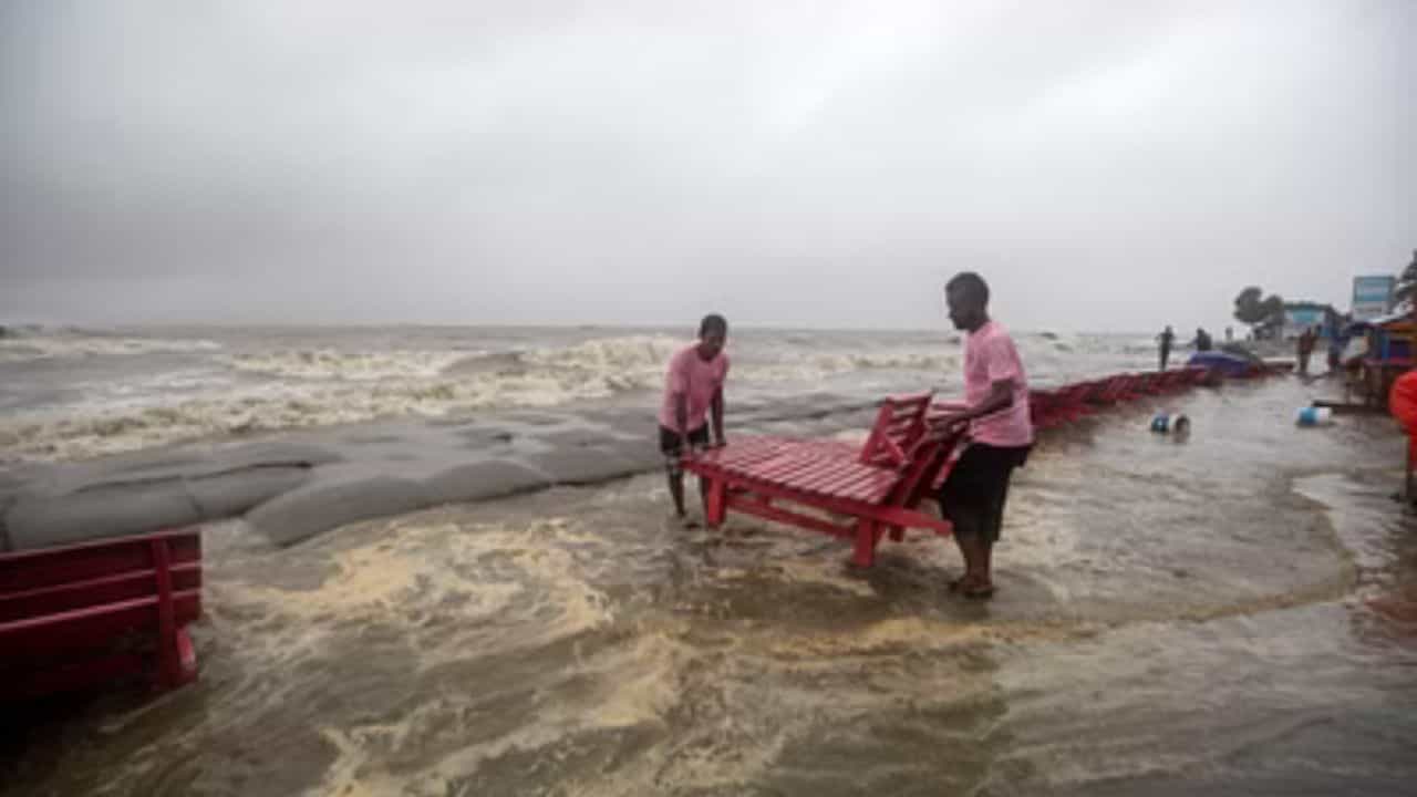 মাত্র কয়েকশো মিটার দূরেই রয়েছে সাইক্লোন 'দানা'। ভূপৃষ্ঠে আছড়ে পড়তে চলেছে, ১০০-১১০ কিলোমিটার গতিবেগে। স্বাভাবিক আতঙ্কে সাধারণ মানুষ। রয়েছে বিপুল ক্ষয়ক্ষতির সম্ভাবনাও। তবে ঝড়ের সঙ্গে লড়তে প্রস্তুত প্রশাসনও।