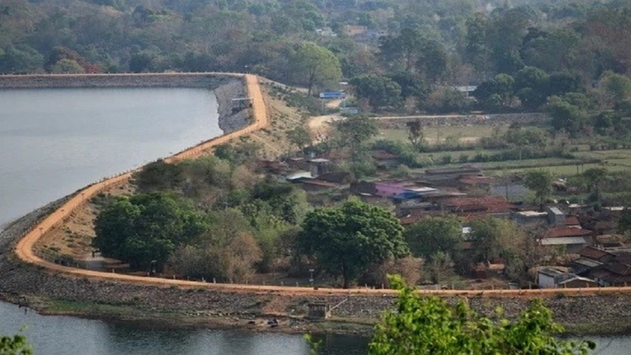 মুরগুমা - পুরুলিয়ার আশেপাশে অনেকেই ঘুরতে যাবার জায়গা আছে। তবে ঝাড়খণ্ড-পশ্চিমবঙ্গ সীমান্তের মুরগুমা জায়গাটির কথা অনেকে জানেন না। কলকাতা থেকে ৩৩০ কিমি দূরত্বে হ্রদের চারপাশ ঘিরে এই আদিবাসী গ্রামটি ভারী অপূর্ব! সবুজের অন্ত নেই। আকাশে মেঘের খেলা। পাহাড়িয়া পথ। শান্ত, নির্জন। বলে রাখি, এখানে ঘুরতে যাবার সেরা সময় হল হালকা শীত। অযোধ্যা পাহাড়ের কাছে জঙ্গল ঘেরা এই গ্রামে গাড়ি করে অনায়াসে পৌঁছে যাওয়া যায়।