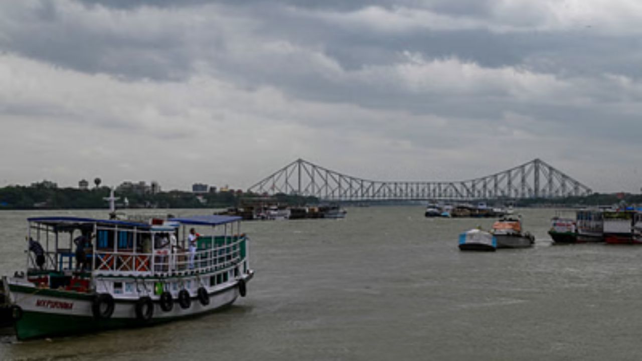 বাড়িতে থাকলেও এই সময় ধারালো কোনও বস্তু খোলা অবস্থায় রাখবেন না। বাড়িতে আগে থেকেই অত্যাবশ্যকীয় পণ্য অর্থাৎ, খাবার, ওষুধ, জল এগুলি মজুৎ রাখুন। মনে রাখবেন, বিদ্যুৎ চলে গেলে বাড়ির অ্যাকোয়াগার্ড চলবে না। তাই বিশেষ করে জল মজুত করে রাখতে ভুলবেন না। মোবাইলে চার্জ দিয়ে রাখুন, হাতের কাছে টর্চ, মোমবাতি জোগাড় করে রাখুন।       