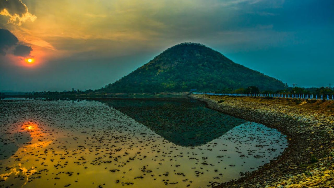 বড়ন্তি- পুরুলিয়ার নিরিবিলিতে ছুটি কাটানোর জন্য এক দিকে বিহারীনাথ পাহাড় ও অন্য দিকে পঞ্চকোট পাহাড়। তার মাঝে বড়ন্তি। লাল মাটির কাঁচা সড়ক, ফুটফুটে একটা লেক। গাঁয়ের পথে গাড়ি নিয়ে ঘুরলে মন সাফা হয়ে যায়। কলকাতা থেকে মাত্র ২৬৫ কিমি দূরে এই বড়ন্তি। আসানসোল থেকে মাত্র ৪০ কিমি। হৃদে পাশে দাঁড়িয়ে পড়ন্ত বিকেলে অস্তগামী সূর্ষের লালাভ আলোয় সন্ধে নামা দেখাটা বড় মনোরম।