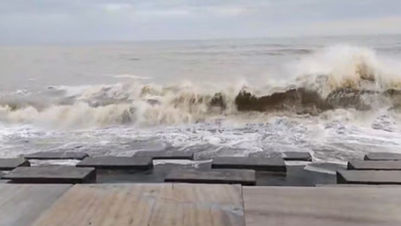 ল্যান্ডফলের সময়, বড় দুর্ঘটনা এড়াতে গ্যাস সরবরাহের মেন সুইচ ও বৈদ্যুতিক লাইন বন্ধ করে রাখলে ভাল। এই সময়ে দরজা-জানলা বন্ধ রাখুন। ঝড়ের সময় যদি একান্তই কোনও প্রয়োজন না হয়, তাহলে বাড়ির বাইরে থাকবেন না। 