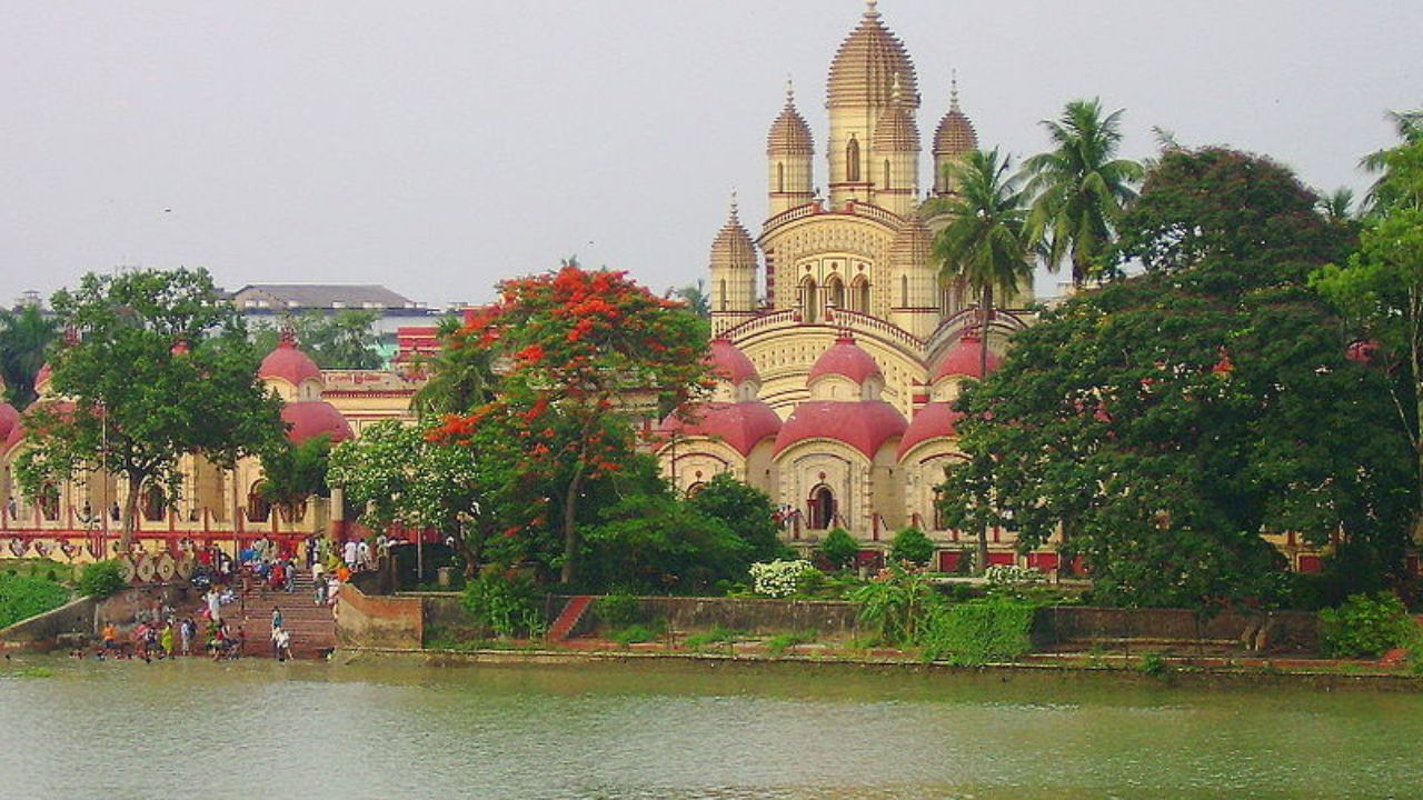 দক্ষিণেশ্বর - ঠাকুর শ্রী রামকৃষ্ণের স্মৃতি বিজড়িত দক্ষিণেশ্বর। দেবী এখানে পূজিত হন ভবতারিণী রূপে। যদিও অনেকেই জানেন না ভবতারিণী রূপের কথা উল্লেখ নেই কোনও নথিতেই। পন্ডিত রামকুমার চট্টোপাধ্যায় যে বিগ্রহ প্রতিষ্ঠা করেছিলেন, তা লিপিবদ্ধ রয়েছে শ্রী শ্রী জগদীশ্বরী কালীমাতা ঠাকুরানী নামেই। 