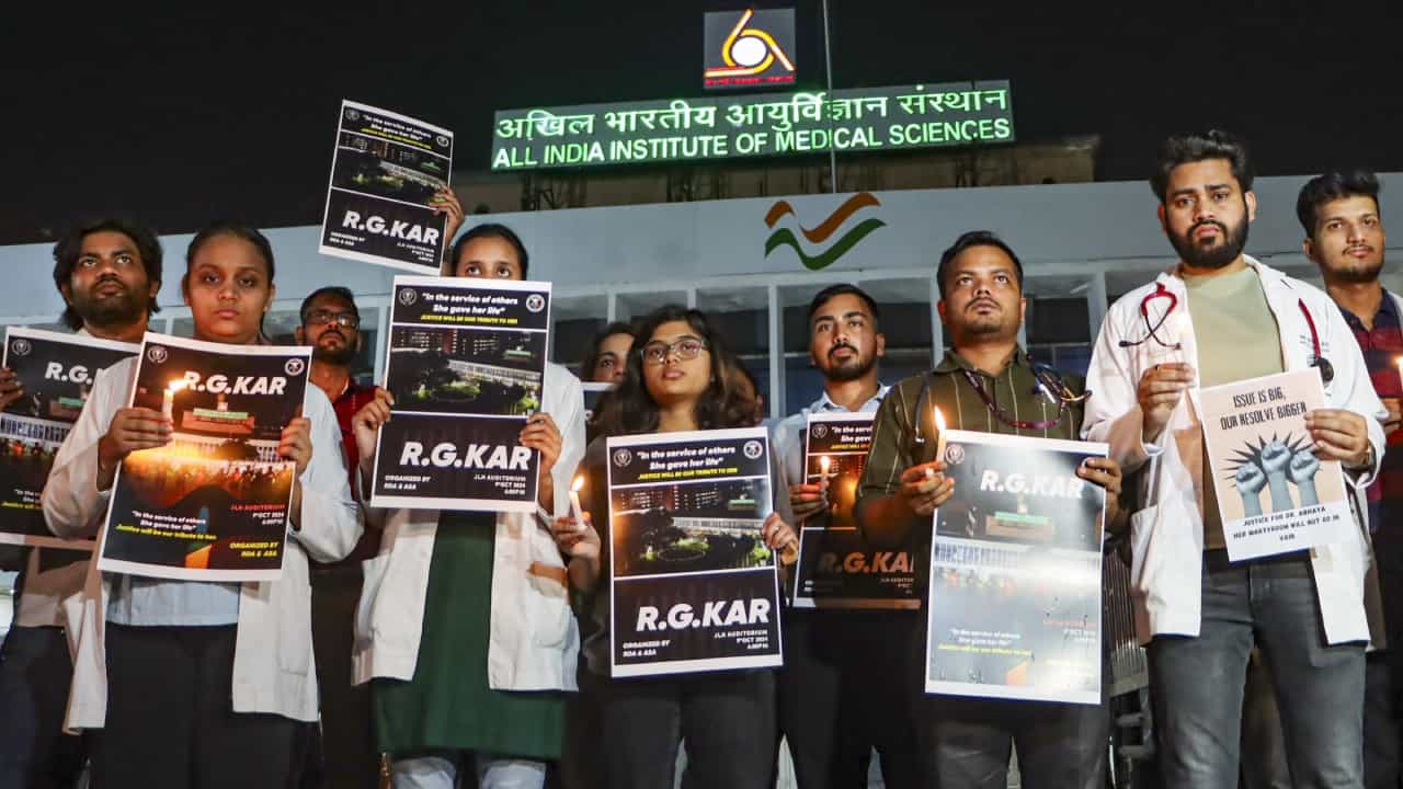 দিল্লি AIIMS-এও যৌন হেনস্থা! CSO-র বিরুদ্ধে বিস্ফোরক অভিযোগ মহিলা নিরাপত্তাকর্মীর দিল্লি AIIMS-এও যৌন হেনস্থা! CSO-র বিরুদ্ধে বিস্ফোরক অভিযোগ মহিলা নিরাপত্তাকর্মীর