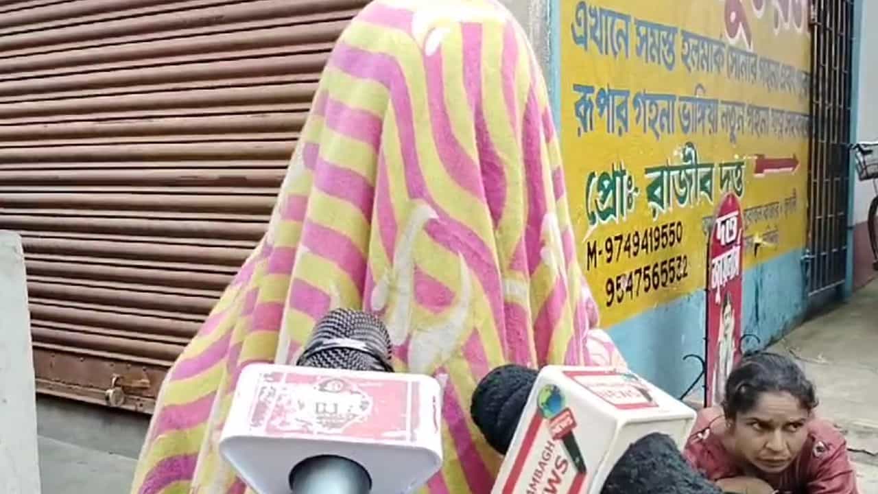 Arambagh: ‘তুমি তো আমার শ্যালিকার মতো…’, নাবালিকাকে ‘কুপ্রস্তাব’ দিতেই দোকানিকে জুতোপেটা Arambagh: ‘তুমি তো আমার শ্যালিকার মতো…’, নাবালিকাকে ‘কুপ্রস্তাব’ দিতেই দোকানিকে জুতোপেটা