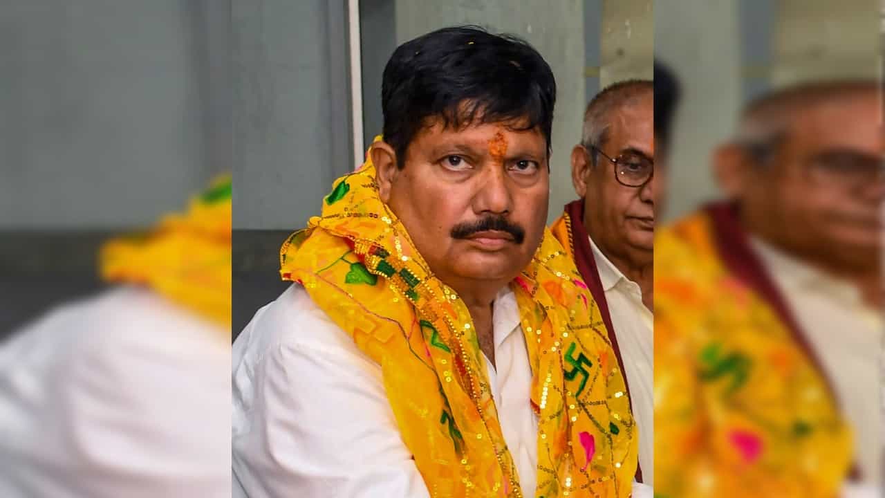 Arjun Singh News: অর্জুনের বাড়িতে বোমাবাজি, রাজ্যকে রিপোর্ট দিতে বলল হাইকোর্ট Arjun Singh News: অর্জুনের বাড়িতে বোমাবাজি, রাজ্যকে রিপোর্ট দিতে বলল হাইকোর্ট