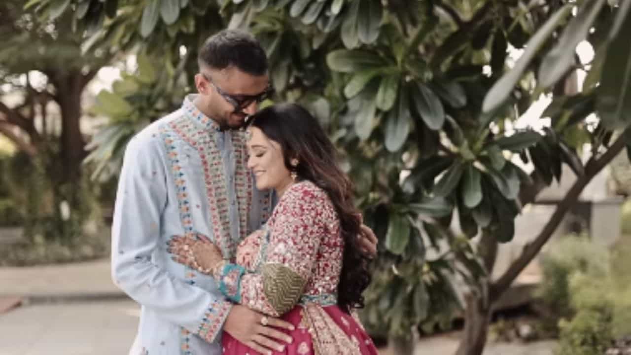 Axar Patel: ভিডিয়ো: বাবা হচ্ছেন অক্ষর প্যাটেল, ঘটা করে হল স্ত্রী মেহার সাধের অনুষ্ঠান Axar Patel: ভিডিয়ো: বাবা হচ্ছেন অক্ষর প্যাটেল, ঘটা করে হল স্ত্রী মেহার সাধের অনুষ্ঠান