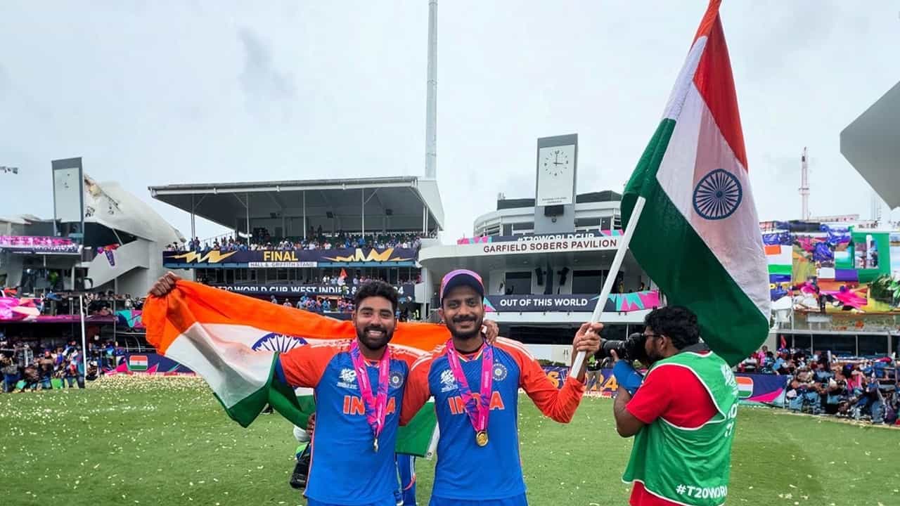 Axar Patel: সাক্ষাৎকার ছেড়ে পালিয়েছিল সিরাজ... বিশ্বজয়ের পর ঘটে যাওয়া অজানা গল্প ফাঁস করলেন অক্ষর প্যাটেল Axar Patel: সাক্ষাৎকার ছেড়ে পালিয়েছিল সিরাজ... বিশ্বজয়ের পর ঘটে যাওয়া অজানা গল্প ফাঁস করলেন অক্ষর প্যাটেল