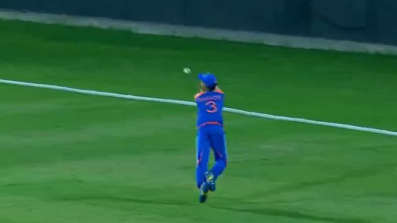 Watch Video: বিমান হয়ে উঠলেন বাদোনি! অনেকটা যেন হার্দিক পান্ডিয়ার মতো... Watch Video: বিমান হয়ে উঠলেন বাদোনি! অনেকটা যেন হার্দিক পান্ডিয়ার মতো...