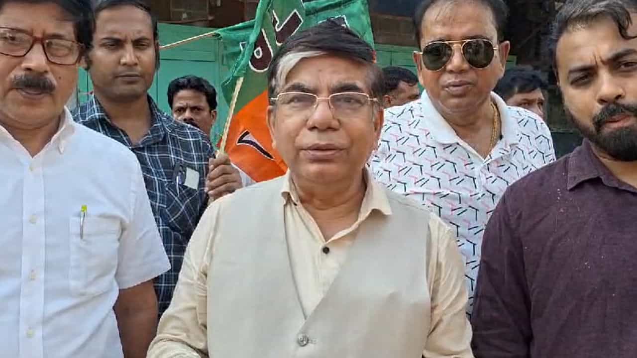 BJP: হরিয়ানায় বিজেপির ভাল ফলে উচ্ছ্বসিত গেরুয়া শিবির, বাঁকুড়ায় লাড্ডু বিতরণ প্রাক্তন কেন্দ্রীয় মন্ত্রীর BJP: হরিয়ানায় বিজেপির ভাল ফলে উচ্ছ্বসিত গেরুয়া শিবির, বাঁকুড়ায় লাড্ডু বিতরণ প্রাক্তন কেন্দ্রীয় মন্ত্রীর