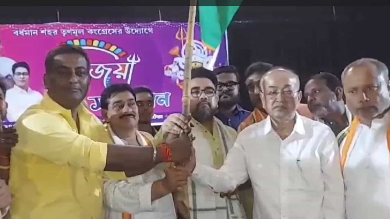 Former BJP leader joins TMC: বিজয়া সম্মিলনীতে যোগদান মঞ্চ, সাসপেন্ডেড বিজেপি নেতার হাতে তৃণমূলের পতাকা Former BJP leader joins TMC: বিজয়া সম্মিলনীতে যোগদান মঞ্চ, সাসপেন্ডেড বিজেপি নেতার হাতে তৃণমূলের পতাকা