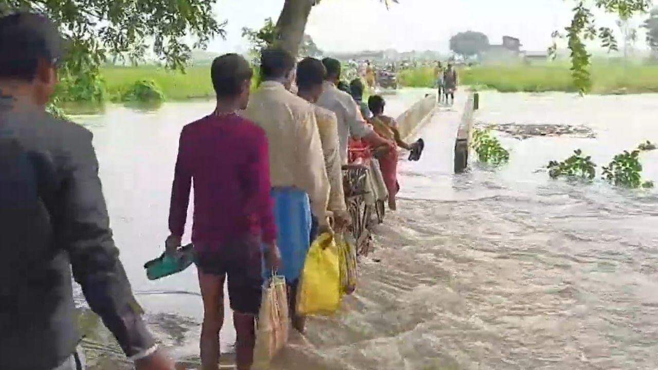 Bankura: ডুবেছে সেতু, পড়ে গেলেই তলিয়ে যাবেন ৩০ ফুট গভীরে, দানা বিদায় নিলেও জীবনের ঝুঁকি নিয়ে চলছে পারাপার