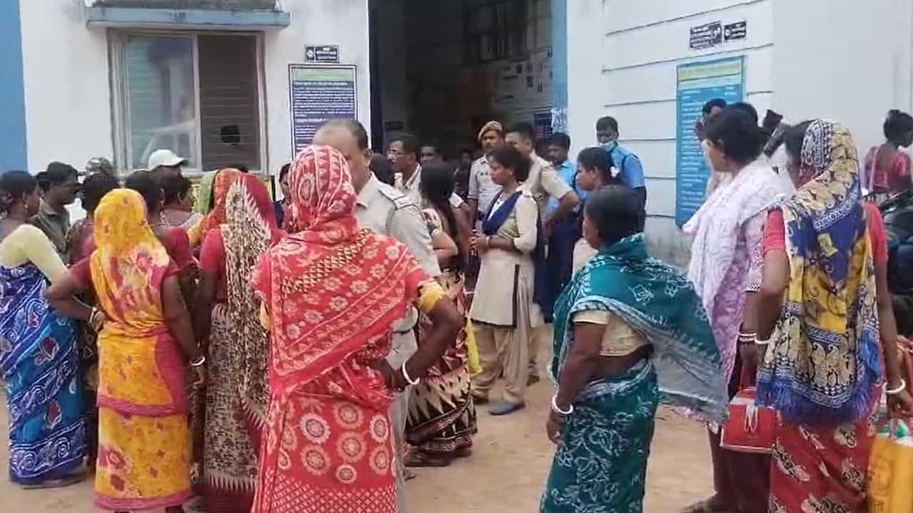 Bankura: মেয়ের জন্ম দিয়েই মৃত্যুর কোলে ঢোলে পড়ল মা, হাসপাতালে তাণ্ডব পরিজনদের Bankura: মেয়ের জন্ম দিয়েই মৃত্যুর কোলে ঢোলে পড়ল মা, হাসপাতালে তাণ্ডব পরিজনদের