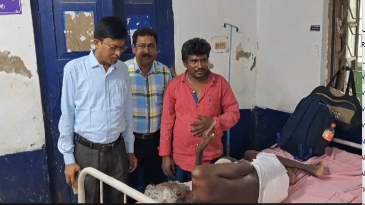 Balurghat: যেতেন কাশী, চলে আসেন বালুরঘাট, বৃদ্ধকে বাড়ি ফেরালেন প্রশাসন Balurghat: যেতেন কাশী, চলে আসেন বালুরঘাট, বৃদ্ধকে বাড়ি ফেরালেন প্রশাসন