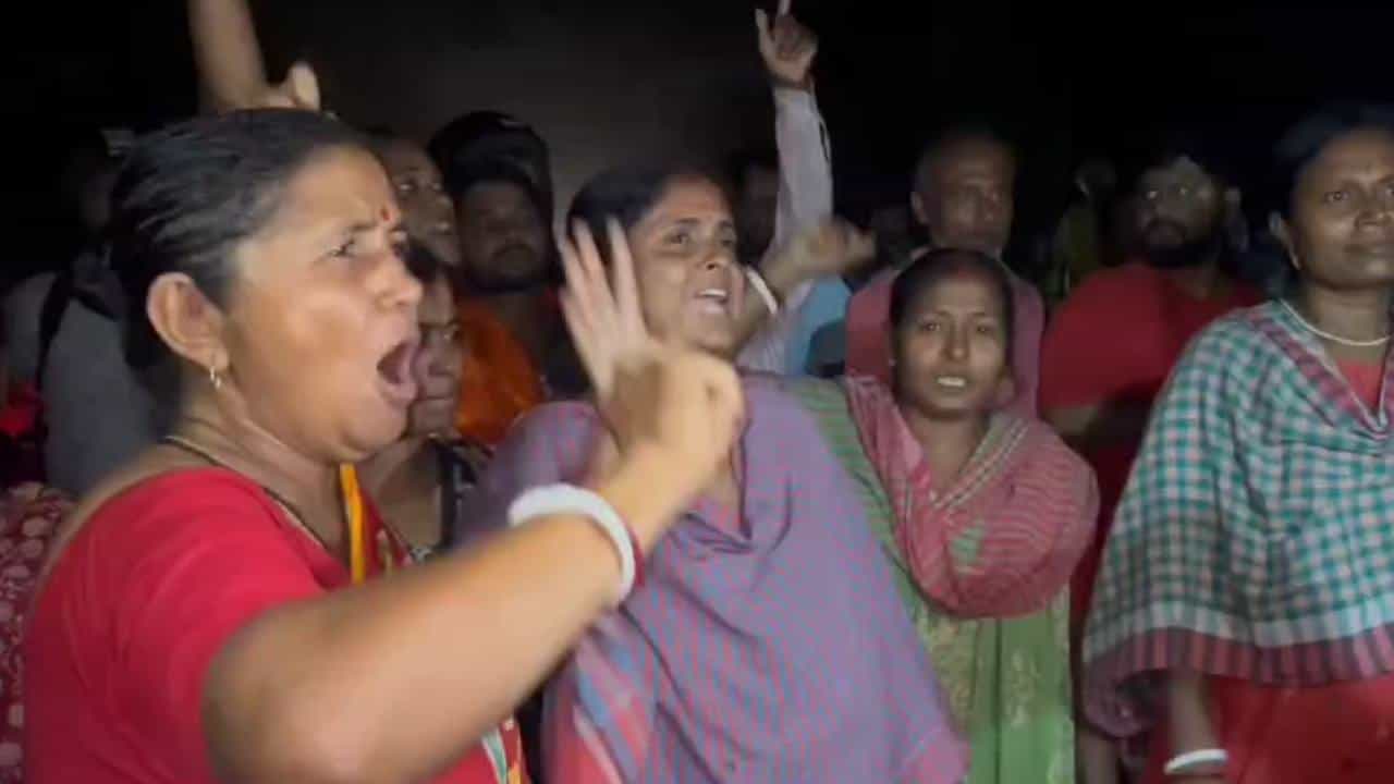 Bangaon: বাড়ি থেকে ডেকে এনে রাস্তা থেকেই তরুণীকে অপহরণ, গাড়ির পিছনে ছুটল জনতা… Bangaon: বাড়ি থেকে ডেকে এনে রাস্তা থেকেই তরুণীকে অপহরণ, গাড়ির পিছনে ছুটল জনতা…