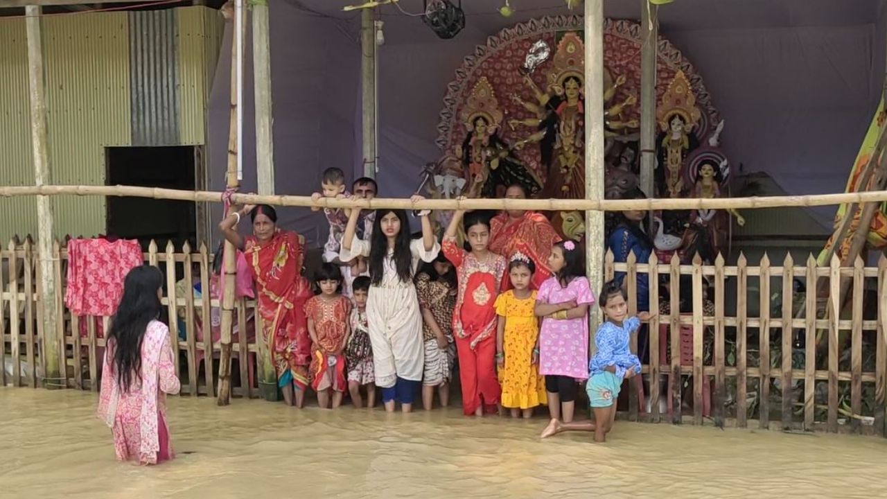 Bangladesh flood: বাড়িঘর ডুবেছে বন্যায়, চোখে জল নিয়েই পুজো বাংলাদেশের বানভাসিদের