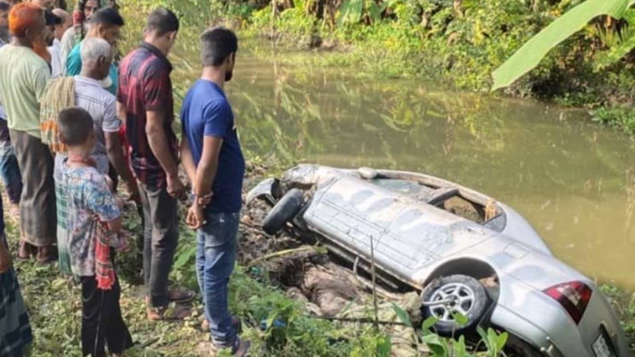 8 people died in accident: বেড়াতে গিয়ে আর বাড়ি ফেরা হল না, খালে গাড়ি পড়ে মৃত ৮ 8 people died in accident: বেড়াতে গিয়ে আর বাড়ি ফেরা হল না, খালে গাড়ি পড়ে মৃত ৮