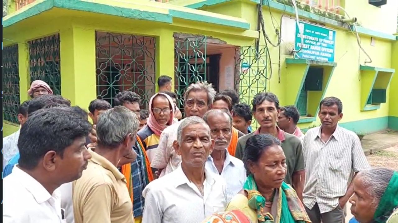 Bankura: ৮ বছর ধরে ঝুলে লভ্যাংশের টাকা, বিক্ষোভ