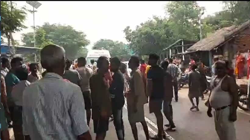 Bankura: ডাম্পারের ধাক্কায় মৃত্যু বাইক আরোহীর, দেহ রাস্তায় ফেলে বিক্ষোভ