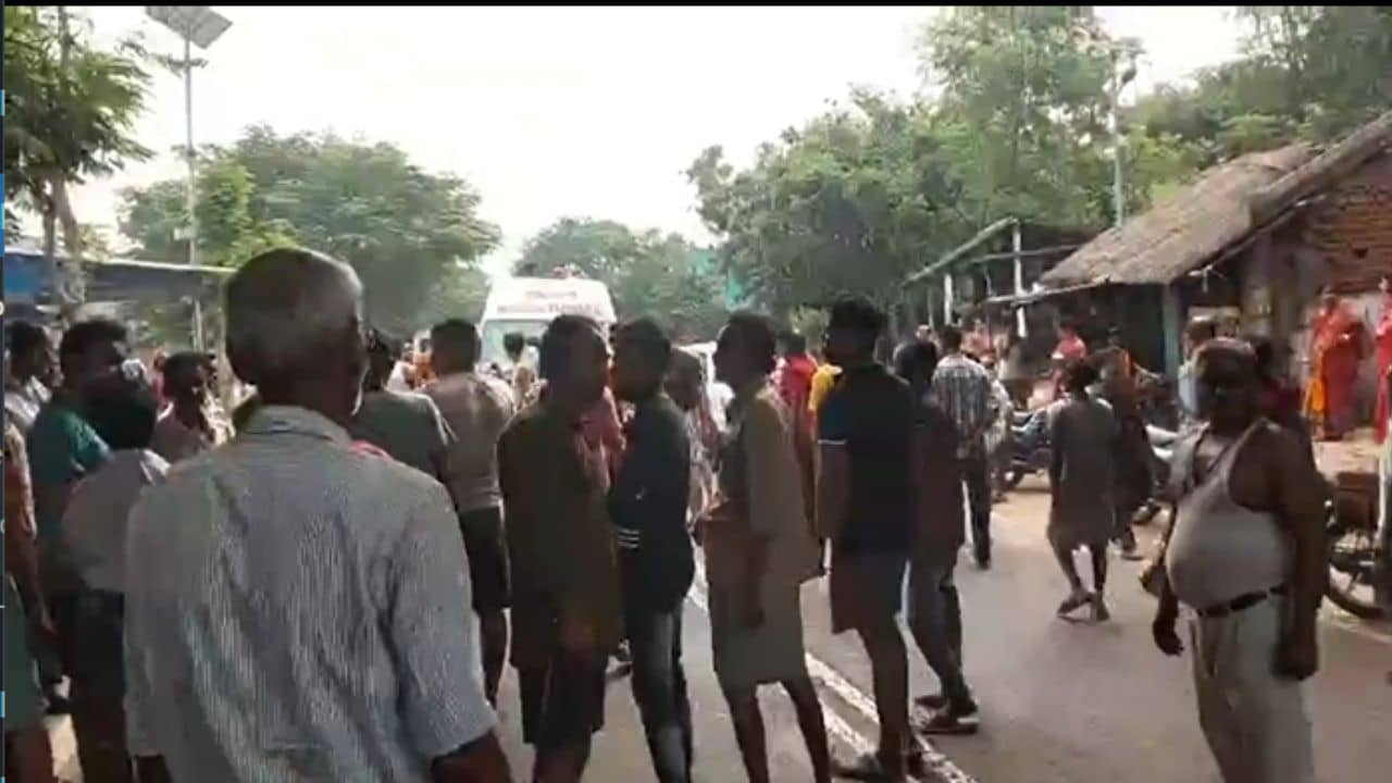 Bankura: ডাম্পারের ধাক্কায় মৃত্যু বাইক আরোহীর, দেহ রাস্তায় ফেলে বিক্ষোভ
