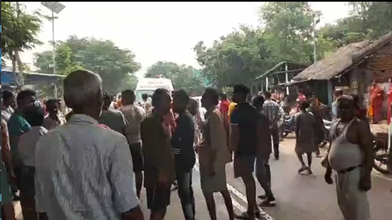 Bankura: ডাম্পারের ধাক্কায় মৃত্যু বাইক আরোহীর, দেহ রাস্তায় ফেলে বিক্ষোভ Bankura: ডাম্পারের ধাক্কায় মৃত্যু বাইক আরোহীর, দেহ রাস্তায় ফেলে বিক্ষোভ