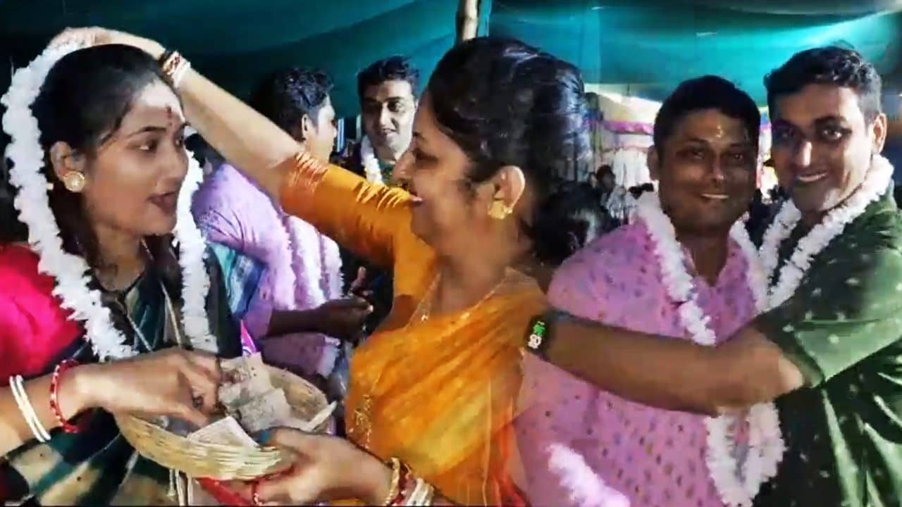 Festival of Friendship: সারাজীবন পাশে থাকার অঙ্গীকার! বিয়ে নয়, বাংলার এই গ্রামে মালাবদল করে হয় বন্ধুত্বের উৎসব