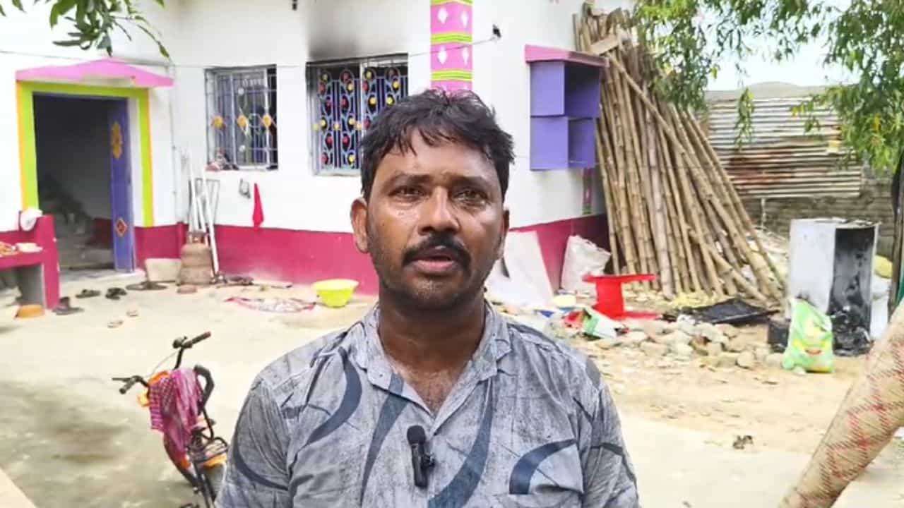 Bankura: একটা ফ্রিজ! আর তার জন্যই সর্বহারা হলেন ইউসুফ আলি খানের পরিবার Bankura: একটা ফ্রিজ! আর তার জন্যই সর্বহারা হলেন ইউসুফ আলি খানের পরিবার