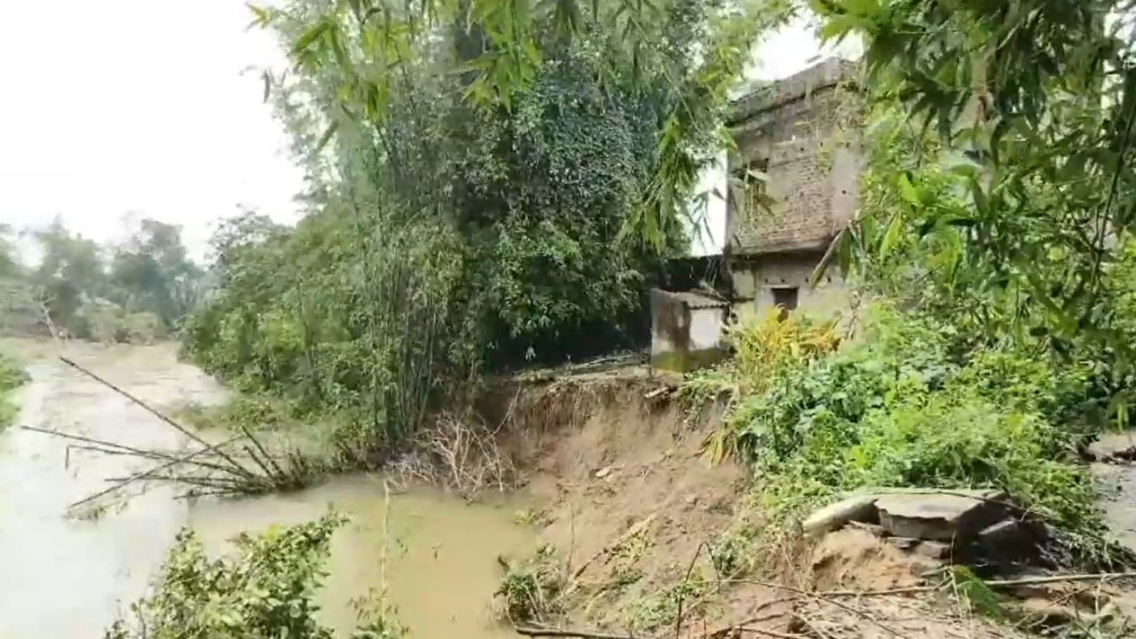 Bankura: আর মাত্র ফুট পাঁচেক দূরত্ব, যে কোনও মুহূর্তে তলিয়ে যেতে পারে আস্ত স্কুল, আতঙ্কে গোটা গ্রাম