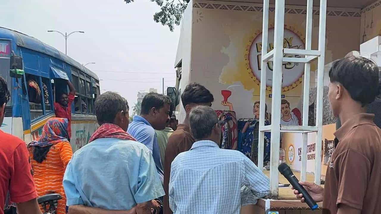 টিভি৯ বাংলার পুজোয় পালস পৌঁছে গিয়েছিল বর্ধমানে। পুজোয় পালস ট্যাবলো ঘিরে মানুষের উৎসাহ ছিল চোখে পড়ার মতো।