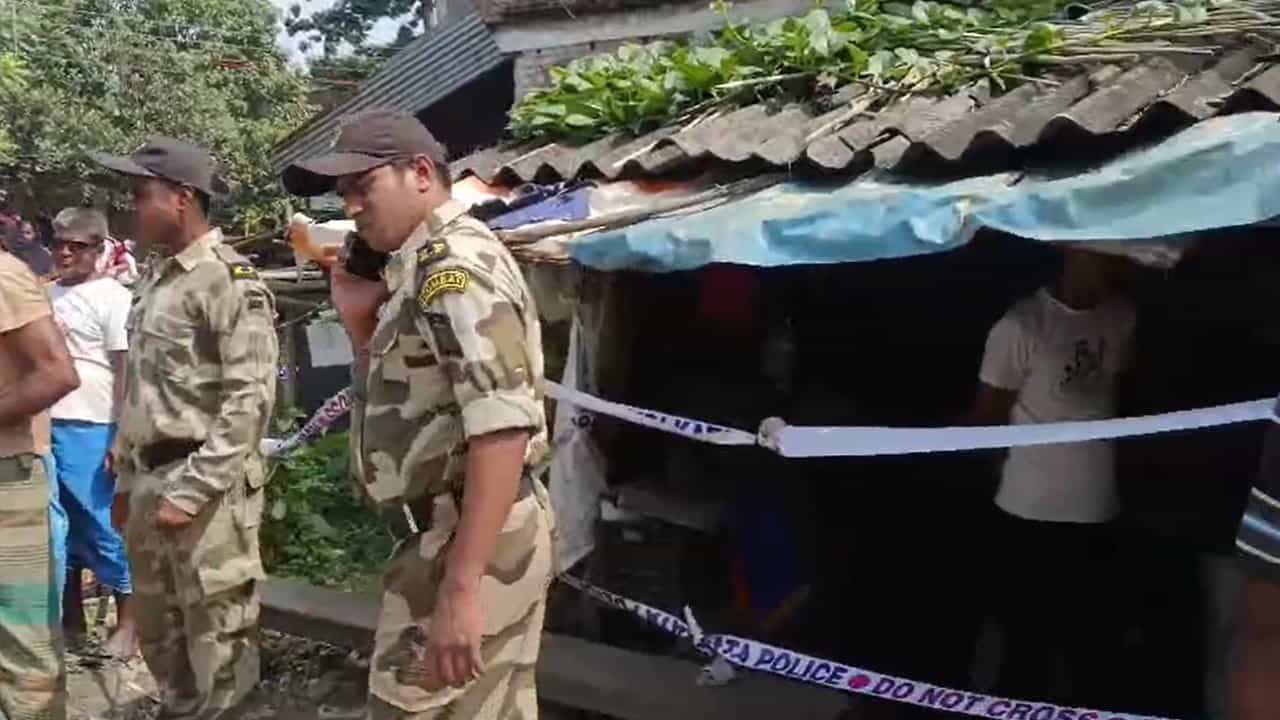 Bhangar Murder Case: গলা কাটা অবস্থায় পড়ে স্বামী, ঝুলছে স্ত্রী-র অর্ধনগ্ন দেহ, জোড়া খুনে তীব্র আতঙ্ক ভাঙড়ে Bhangar Murder Case: গলা কাটা অবস্থায় পড়ে স্বামী, ঝুলছে স্ত্রী-র অর্ধনগ্ন দেহ, জোড়া খুনে তীব্র আতঙ্ক ভাঙড়ে