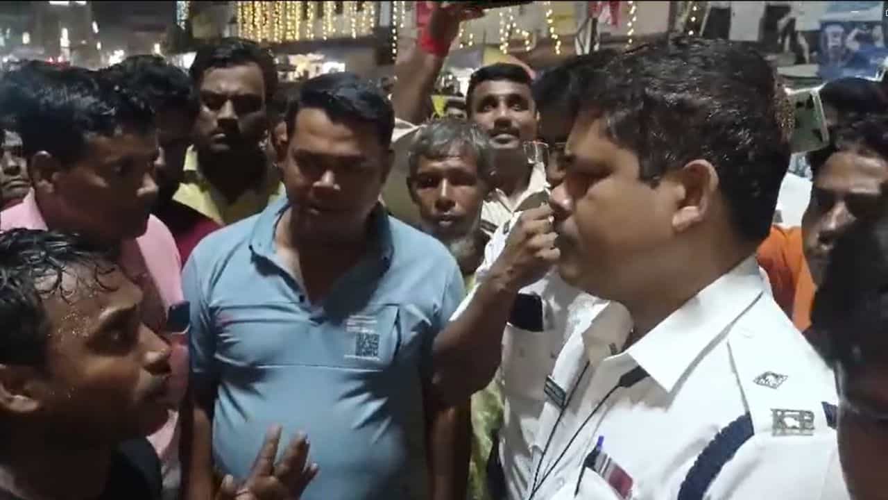 Road accident: পথ দুর্ঘটনায় যুবকের মৃত্যুকে কেন্দ্র করে উত্তপ্ত ভাঙড়, পুলিশের বিরুদ্ধে তোলাবাজির অভিযোগ Road accident: পথ দুর্ঘটনায় যুবকের মৃত্যুকে কেন্দ্র করে উত্তপ্ত ভাঙড়, পুলিশের বিরুদ্ধে তোলাবাজির অভিযোগ