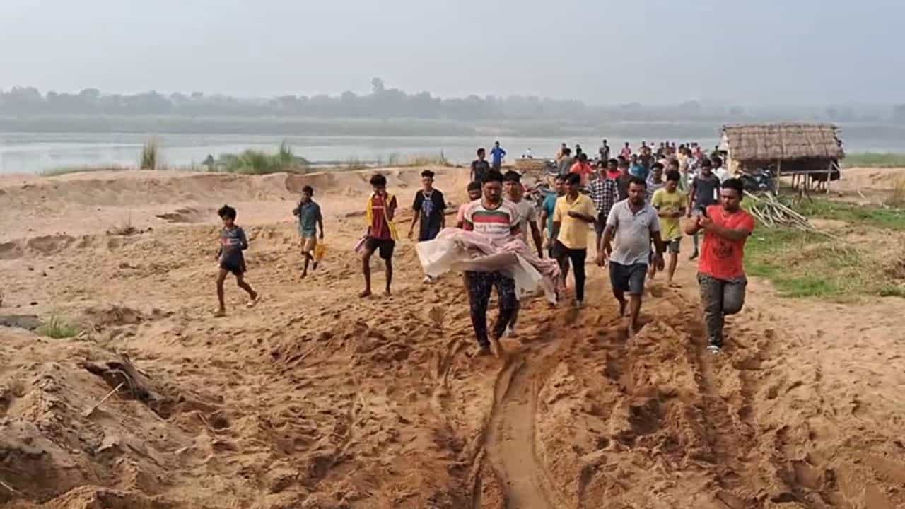 Birbhum: নদীতে তলিয়ে গিয়েছিল শিশু, ১৯ ঘণ্টা পর পাশের ঘাটে ভেসে উঠল দেহ Birbhum: নদীতে তলিয়ে গিয়েছিল শিশু, ১৯ ঘণ্টা পর পাশের ঘাটে ভেসে উঠল দেহ