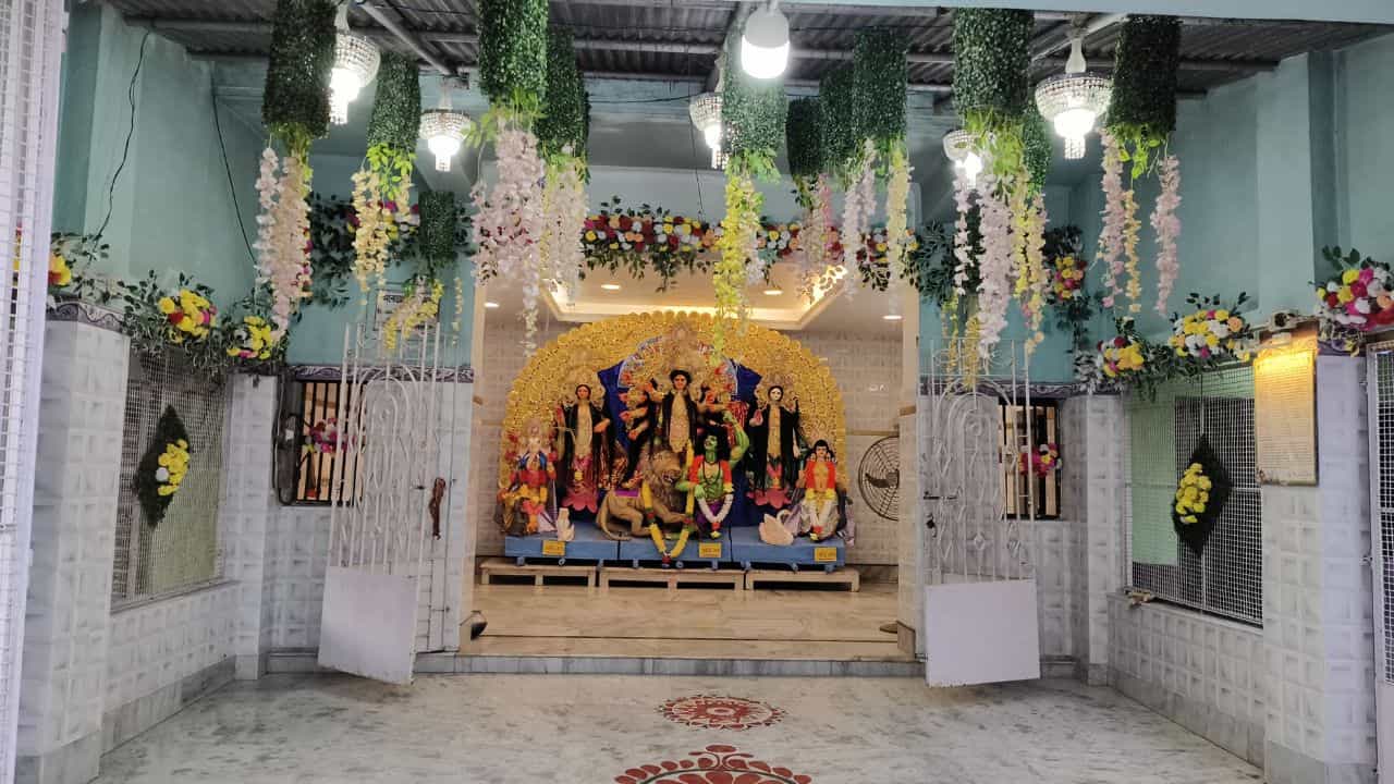 Bonedi bari puja: 'দশমীতে উপস্থিতি জানান দেন মা', জাঁকজমক কমলেও আজও আকর্ষণের কেন্দ্রে সরকার বাড়ির ১৭৭ বছরের পুরনো পুজো Bonedi bari puja: 'দশমীতে উপস্থিতি জানান দেন মা', জাঁকজমক কমলেও আজও আকর্ষণের কেন্দ্রে সরকার বাড়ির ১৭৭ বছরের পুরনো পুজো