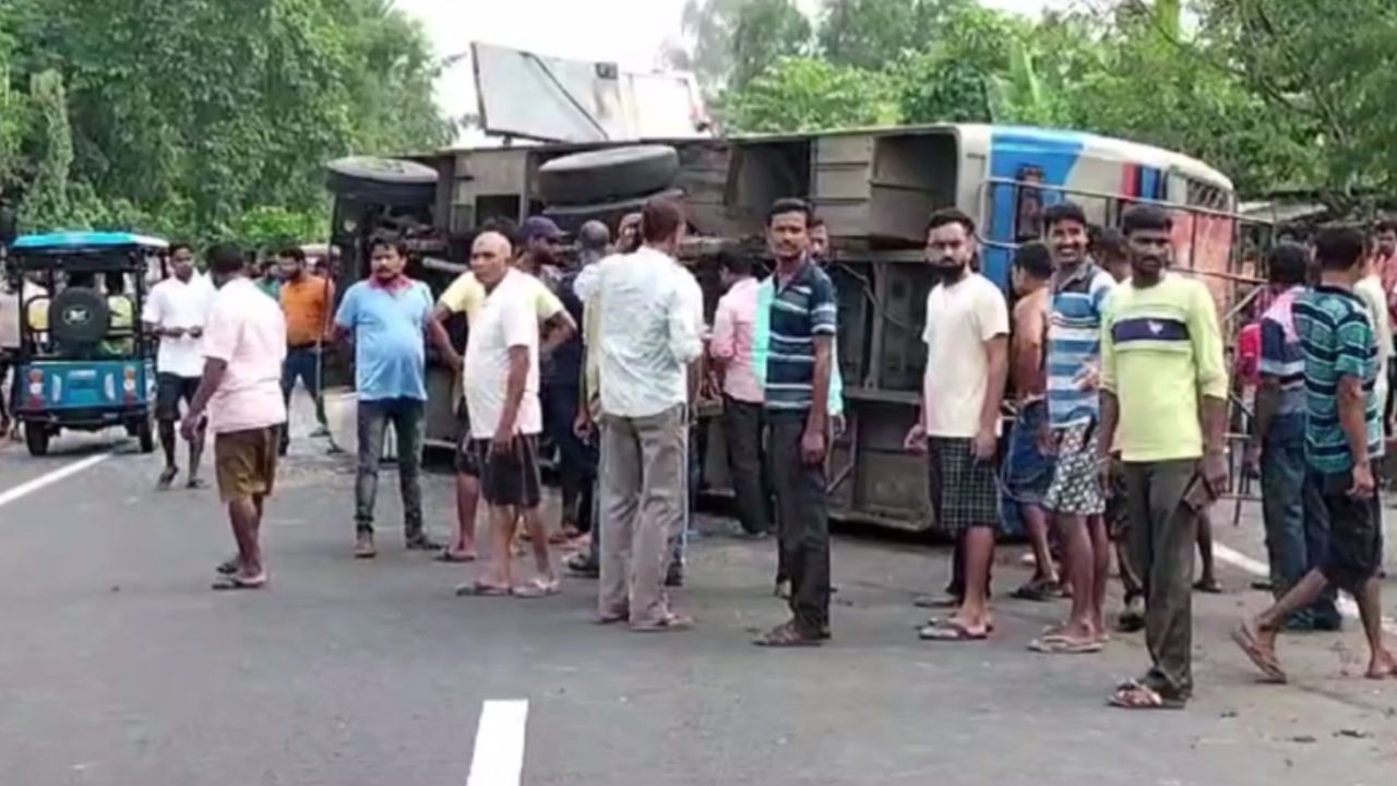 Bus Accident: বৃদ্ধকে বাঁচাতে গিয়ে উল্টে গেল বাস,পুজোর মুখে দুর্ঘটনা