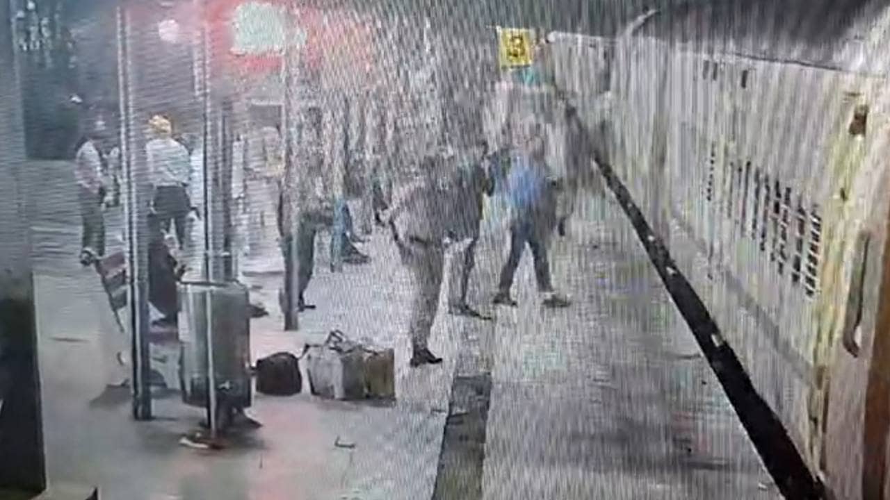 Purulia: ট্রেনের তলায় ঢুকে গেল বৃদ্ধ, কামরা থেকে দেখল স্ত্রী! কিন্তু, রাখে RPF তো মারে কে…