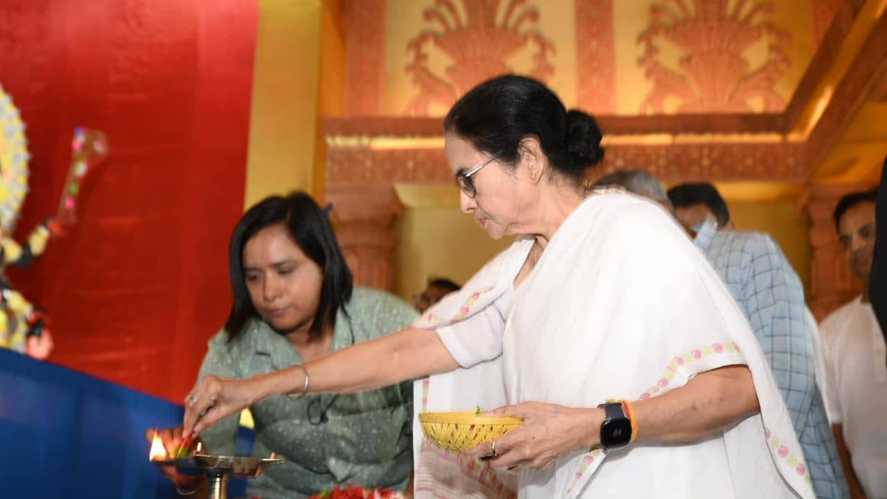 CM Mamata Banerjee: আপনি নিরামিষাশী না আমিষ খান? কেউ জিজ্ঞাসা করে না বাংলায়, কালীপুজোর উদ্বোধন করে বললেন মমতা