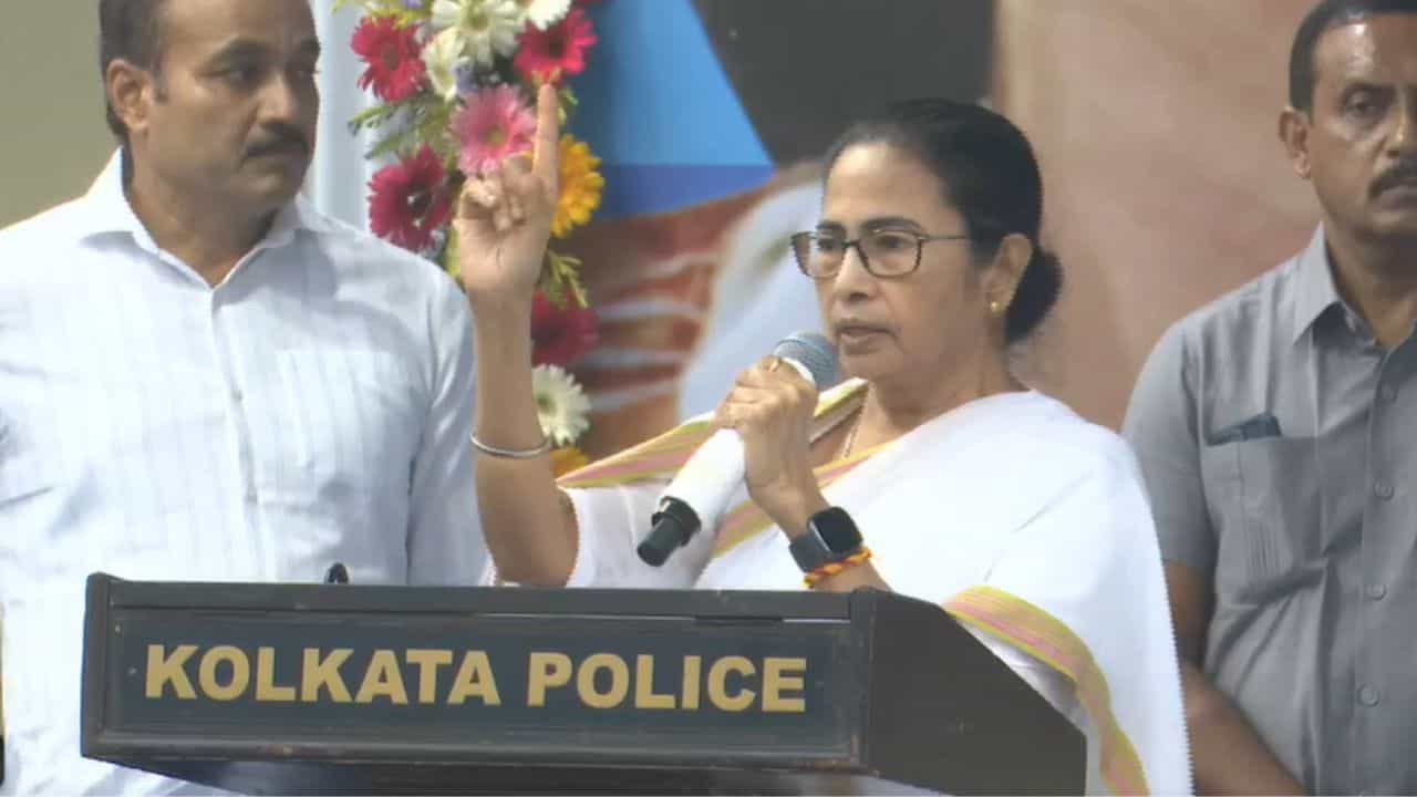 CM Mamata Benrjee: কুলতলির ঘটনা পুলিশ পকসো কেসে তুলুক, তিন মাসের মধ্যে ফাঁসির অর্ডার বেরোক, পুজো উদ্বোধনে গিয়ে বললেন মমতা CM Mamata Benrjee: কুলতলির ঘটনা পুলিশ পকসো কেসে তুলুক, তিন মাসের মধ্যে ফাঁসির অর্ডার বেরোক, পুজো উদ্বোধনে গিয়ে বললেন মমতা