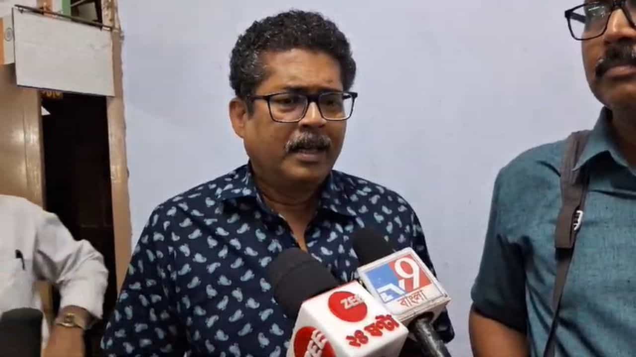 Left Front: কংগ্রেস ছেড়ে কেন হাত ধরল নকশালদের? উত্তর দিলেন CPIM নেতা Left Front: কংগ্রেস ছেড়ে কেন হাত ধরল নকশালদের? উত্তর দিলেন CPIM নেতা