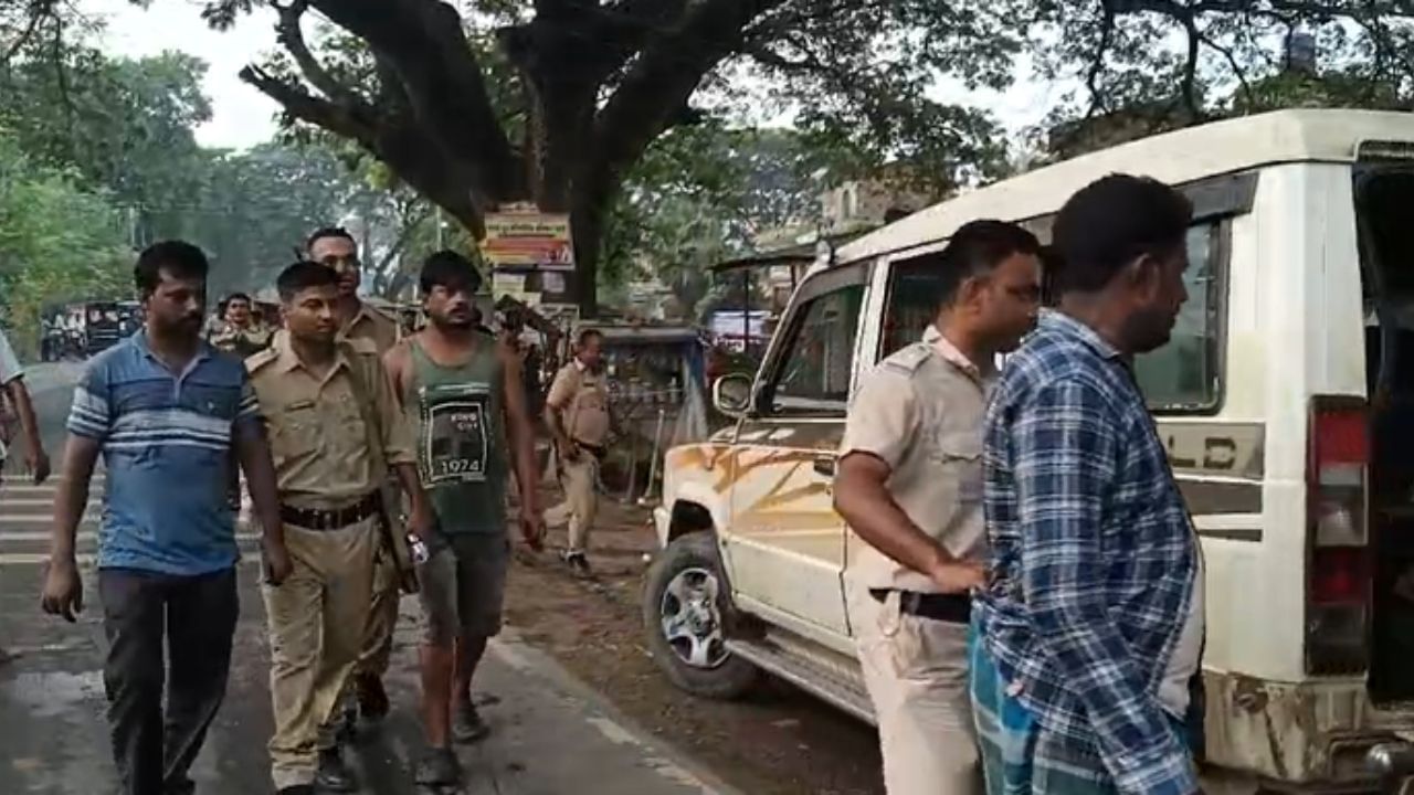 Nadia: আর পাঁচটা ব্যাগের মাঝেই রাখা ছিল, ছোট্ট সেই কালো হ্যান্ড ব্যাগটাই হন্যে হয়ে খুঁজছিলেন দুঁদে কর্তারা, কী ছিল তাতে? Nadia: আর পাঁচটা ব্যাগের মাঝেই রাখা ছিল, ছোট্ট সেই কালো হ্যান্ড ব্যাগটাই হন্যে হয়ে খুঁজছিলেন দুঁদে কর্তারা, কী ছিল তাতে?