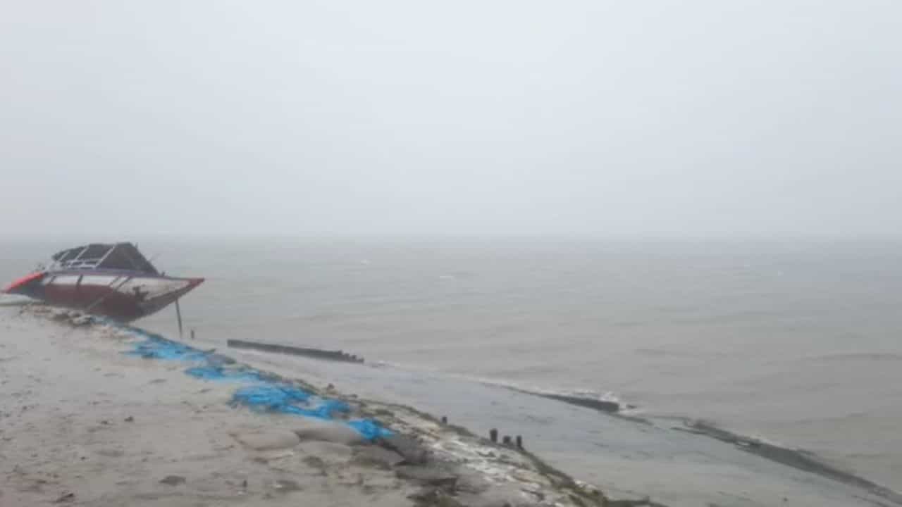 Cyclone Dana Update: প্রবল বৃষ্টিতে সঙ্গে হাওয়া, 'পাগল-পাগল' অবস্থা মাতলার, ভয়ে ত্রস্ত সুন্দরবন Cyclone Dana Update: প্রবল বৃষ্টিতে সঙ্গে হাওয়া, 'পাগল-পাগল' অবস্থা মাতলার, ভয়ে ত্রস্ত সুন্দরবন